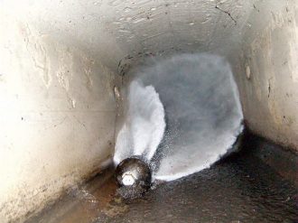 都市下水路 回転ノズル洗浄中